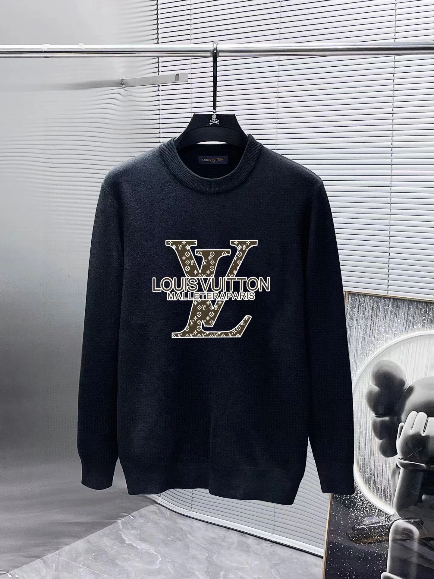 🅿️240 【LV Louis Vuitton】Autumn and winter classic round neck pullover sweater, in full condition! ! ! Wool blended fabric, the latest model in 2025, golden ratio! ! Slim-fitting soft gold, versatile and practical item, the combination and practicality are extremely powerful, simple and elegant, and classy! To create your own style, it is highly recommended to buy it in two colors. The standard slim fit tailoring process is suitable for both young and old men. It is knitted from wool and will not cause any discomfort! While keeping warm, it is stylish, textured and wearable, and the classic logo with contrasting colors on the chest feels in place! ! Recommended for regular customers! ! Size M-3XL (maximum wear: 190 pounds)